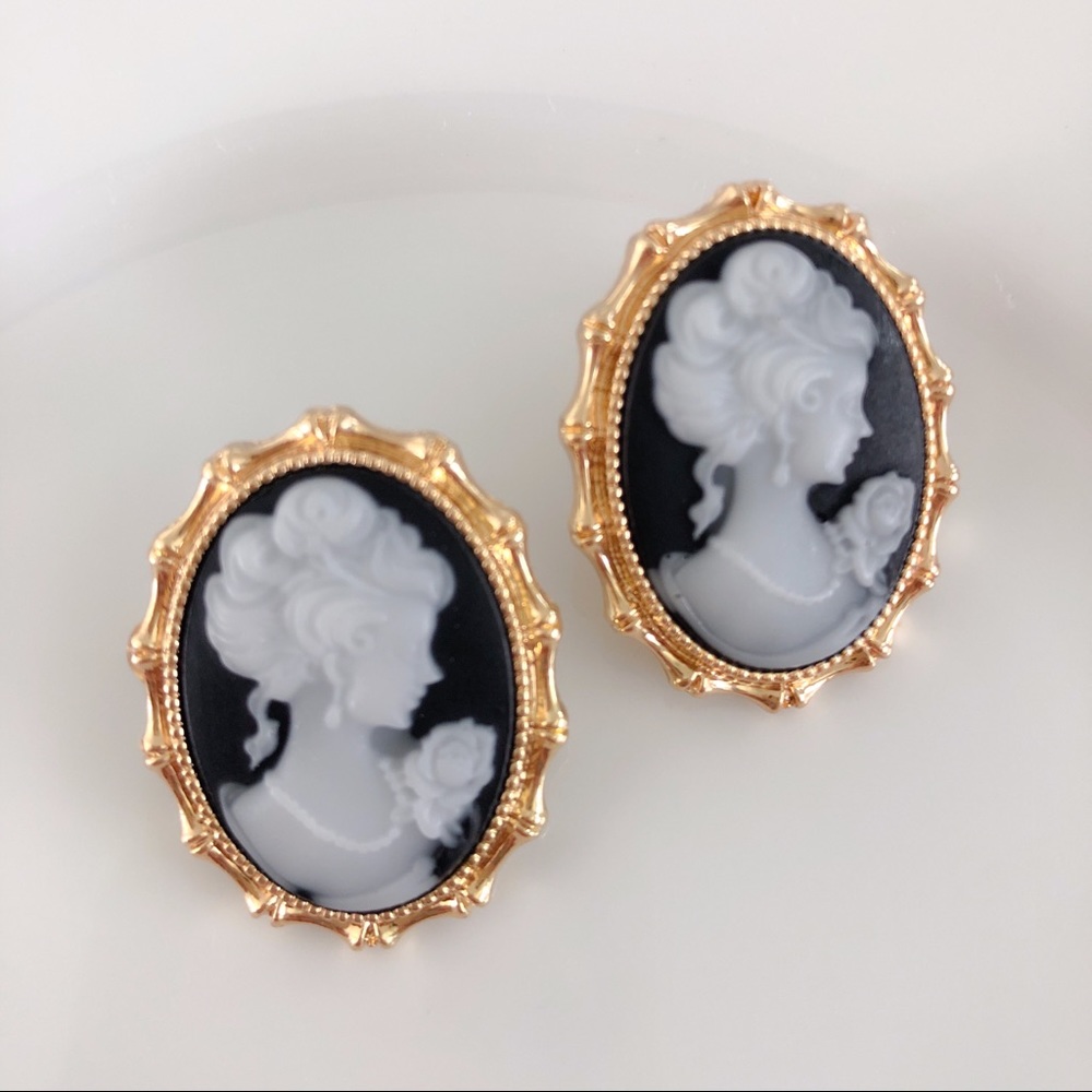 3/$30 NEW VINTAGE CAMEO BLACK GOLD STUD EARRINGS - Picture 4 of 5